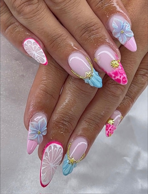 Pastellfärgade naglar med blommor, citroner och snäckdetaljer