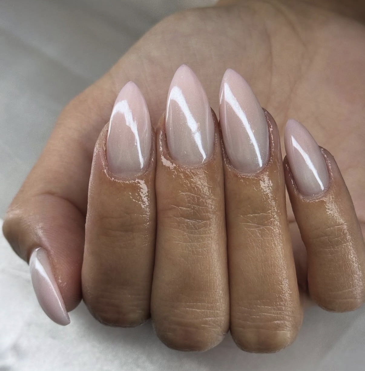Helt färgade mandelformade naglar i nude-rosa